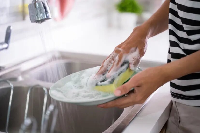 خطرات پنهان در اسفنج‌های آشپزخانه و نکات بهداشتی مهم
