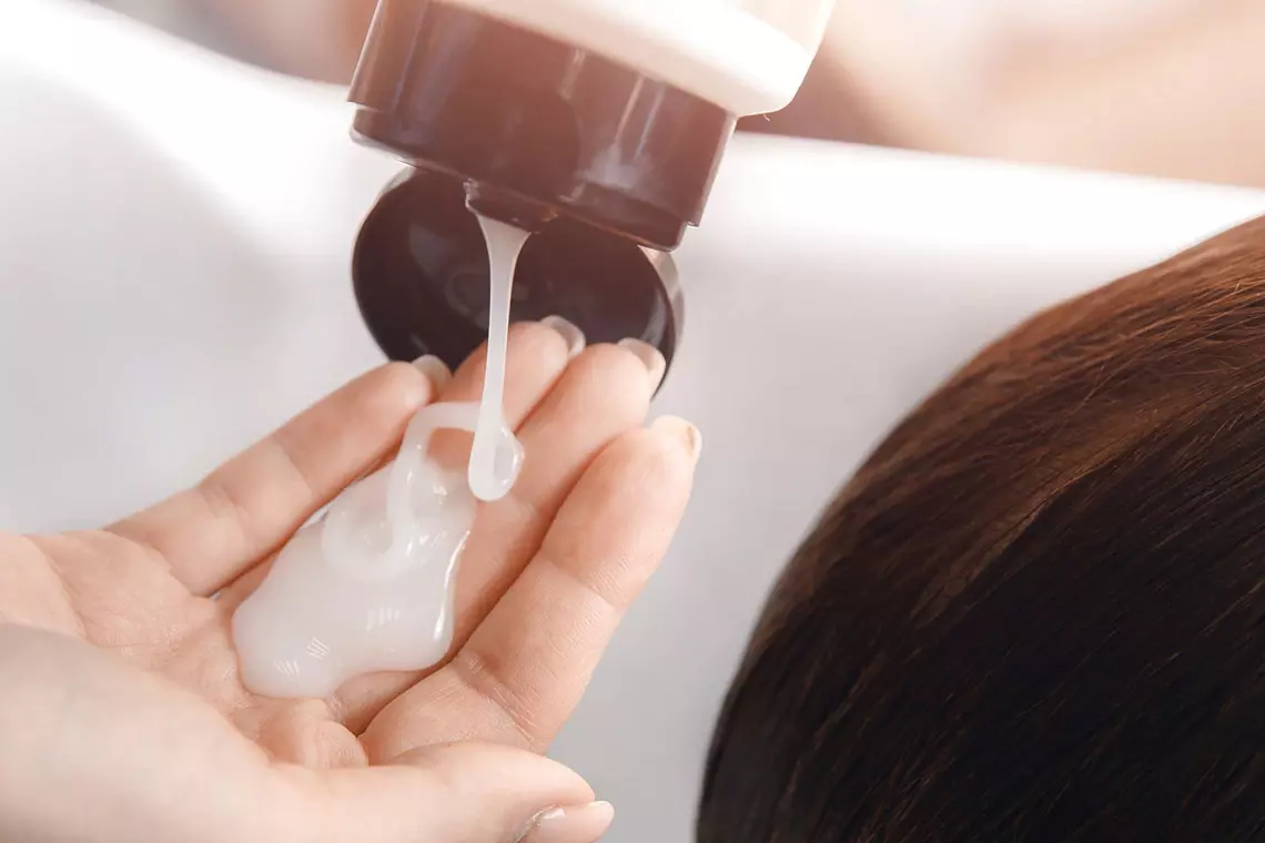 راهنمای کامل تهیه و استفاده از نرم کننده طبیعی مو برای درخشندگی و سلامت موها