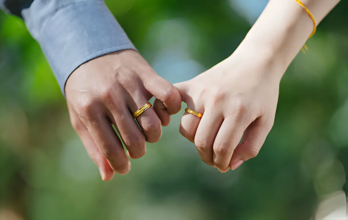 حلقه ازدواج در کدام دست است و تاریخچه نمادین آن