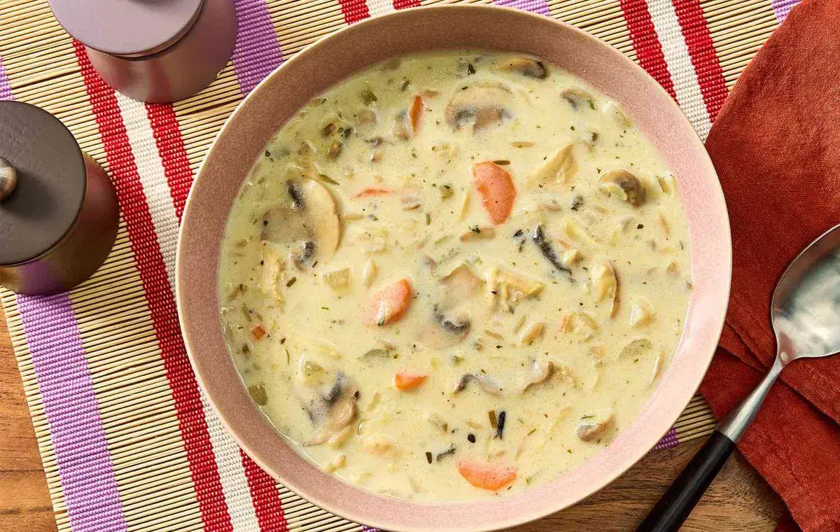 طرز تهیه سوپ خامه‌ای قارچ و مرغ در خانه | راهنمای مرحله‌به‌مرحله