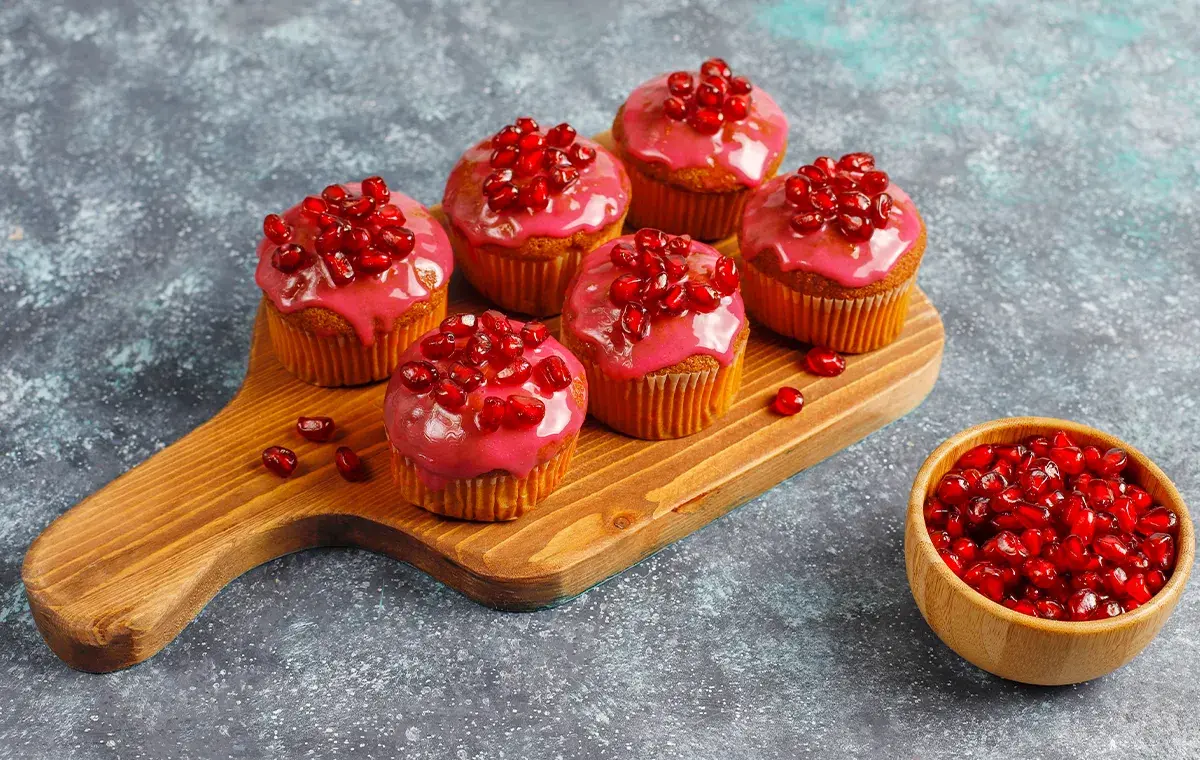 ۱۰ مدل تزیین کیک شب یلدا برای سفره‌ای خاص