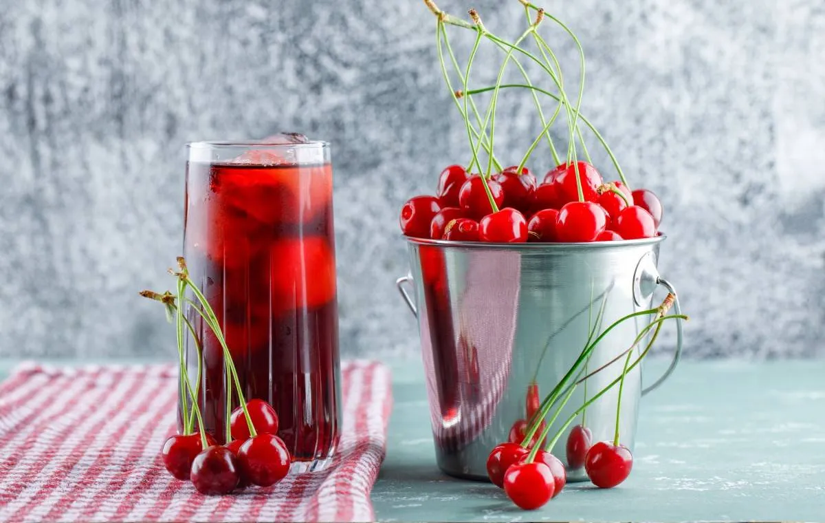 راهنمای کامل تهیه شربت آلبالو خانگی، خوشرنگ و خوشمزه (مرحله‌به‌مرحله)