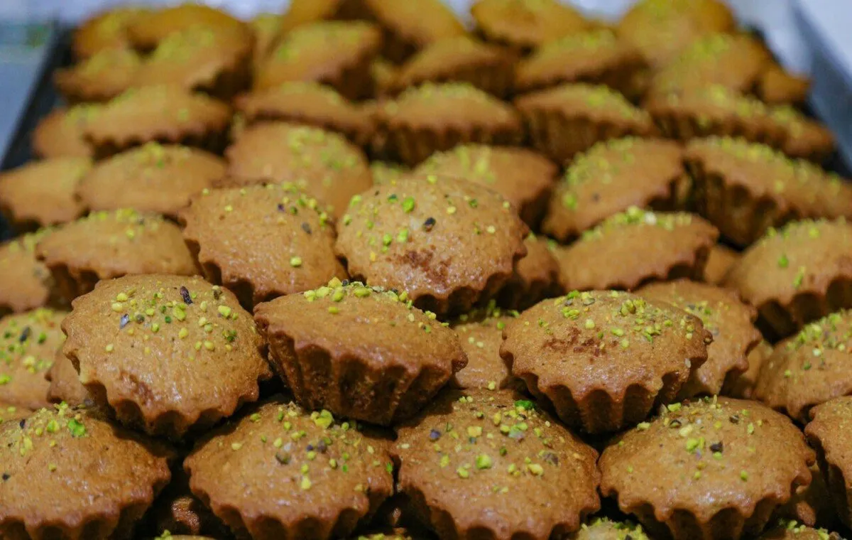طرز تهیه کیک یزدی خانگی با پف عالی و عطر بی‌نظیر