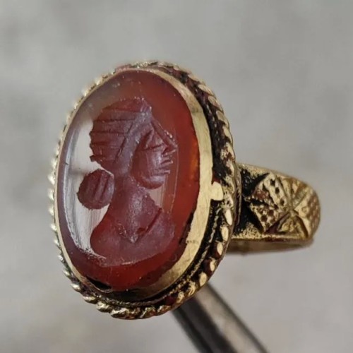 فروش انگشتر نشان قدیمی با طراحی خاص و منحصر به فرد