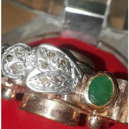 فروش انگشتر خاص و آنتیک با نگین‌های برلیان و زمرد سبز