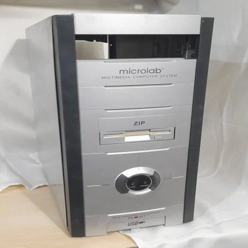 فروش کیس مستحکم و جادار میکرولب بهمراه فلاپی درایو