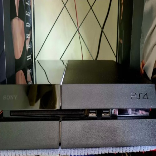 فروش پلی استیشن 4 اورجینال و کم کارکرد با جعبه و متعلقات