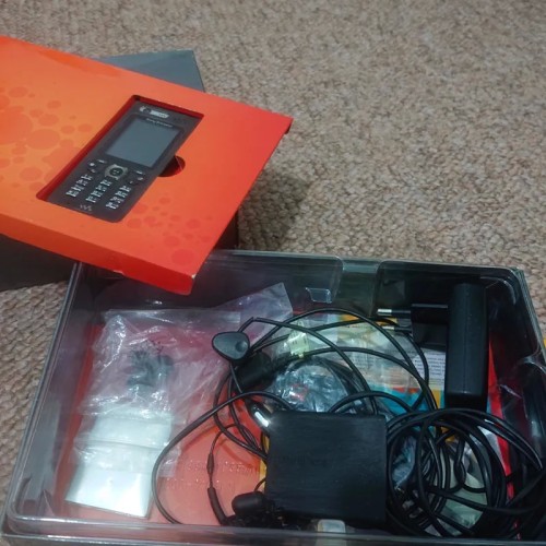 فروش سونی اریکسون W880i با جعبه و وسایل کامل