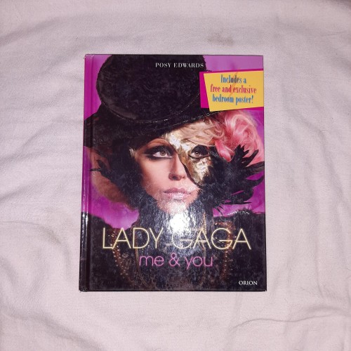 کتاب Lady Gaga با پوستر انتهای سال 2010