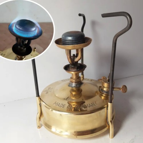 چراغ خوراک پزی قدیمی آلمانی روشن و آماده به کار