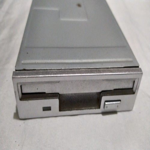 دستگاه فلاپی قدیمی سالم و تست نشده مناسب جمع‌آوری