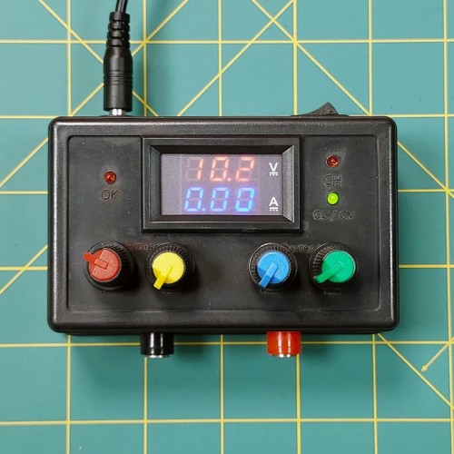 منبع تغذیه متغیر همراه با کنترل ولتاژ و جریان