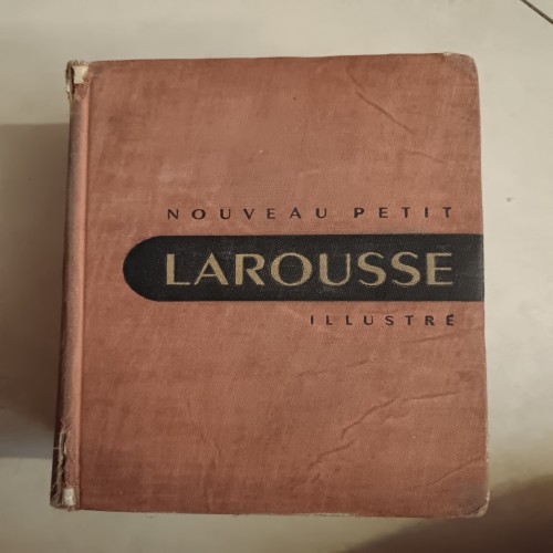 فروش فرهنگ لاروس قدیمی به زبان فرانسه با بیش از 1800 صفحه
