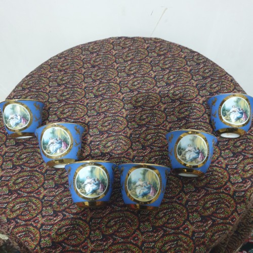 یک دست شات قهوه طرح قدیم با رنگ‌های جذاب