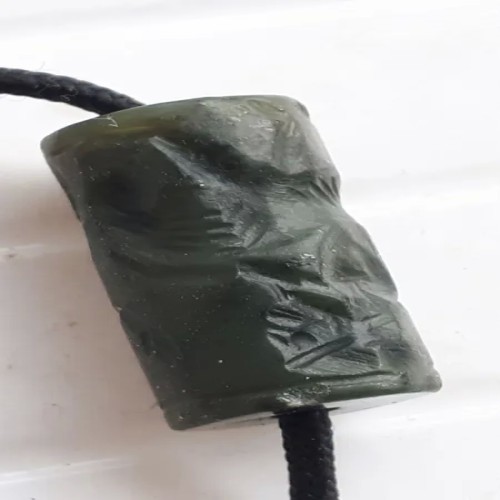 فروش مهره نشان یشم طبیعی به کهنه میخوره با وزن 4.72گرم