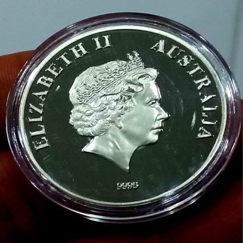 سکه یادبود ملکه الیزابت دوم با کپسول مخصوص