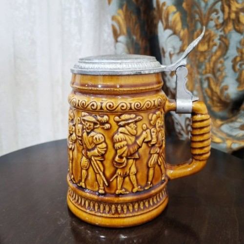 ماگ سرامیکی آلمانی قدیمی درب پیوتر با طرح برجسته