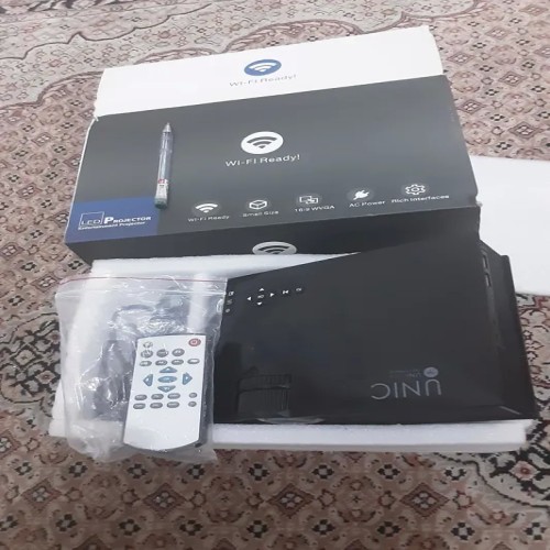 ویدئو پروژکتور وای فای دار مارک unic با پورت HDMI و USB