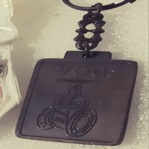 جاکلیدی وُگ ایران VOG با تصویر والف نفت و شماره قدیمی