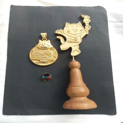 فروش 3 عدد بازی‌های آسیایی تهران با مدال و کاپ