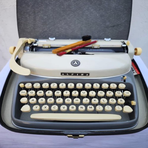 فروش ماشین تایپ آلمانی در حد نو و خاص