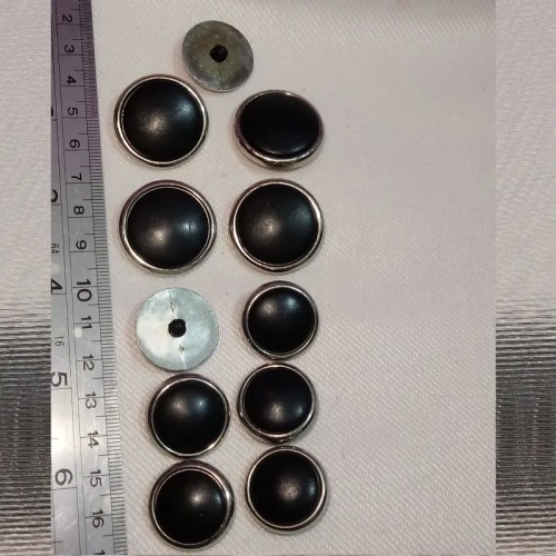 فروش 11 عدد دکمه در دو سایز با قیمت مناسب