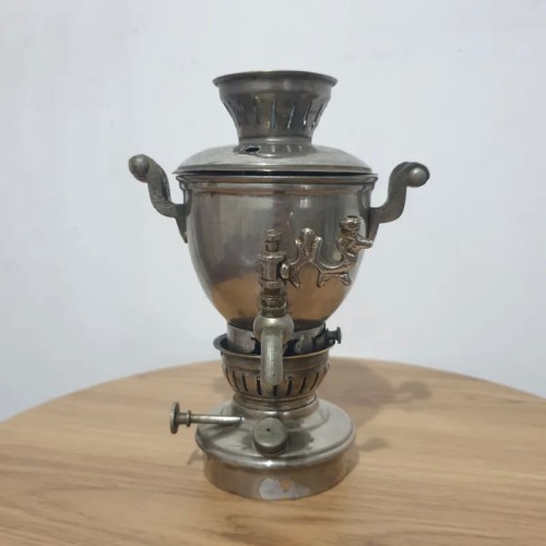 فروش سماور نفتی کوچک با سایز نایاب و پایه‌های افتاده