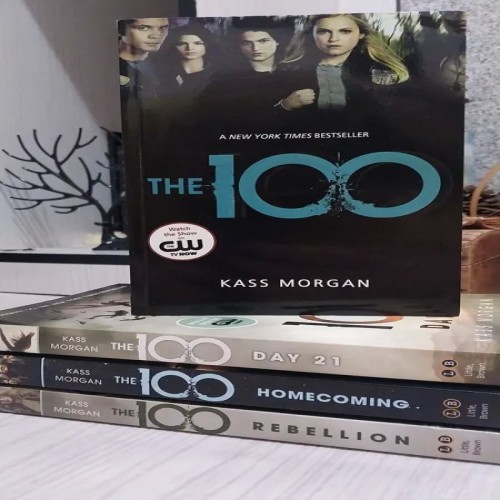 فروش مجموعه The 100 با کتاب‌های سالم و بدون خط خوردگی