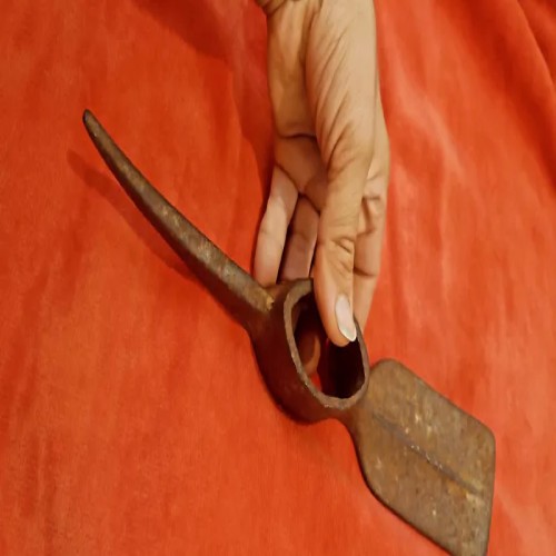 فروش کلنگ نظامی آمریکایی با قدمت و زنگ زدگی