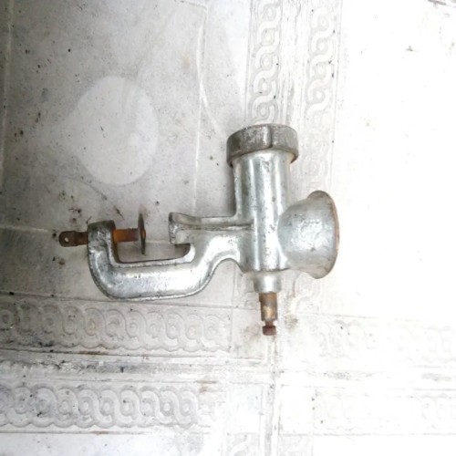 فروش چرخ گوشت دستی قدیمی مدل بسیار کمیاب