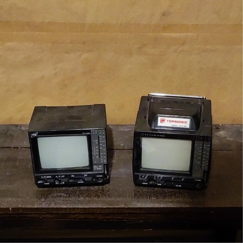 یک جفت تلویزیون لامپی قدیمی رادیو دار آنتیک