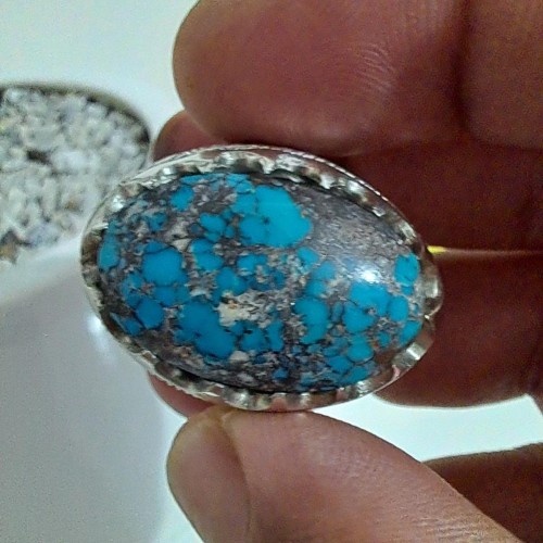 انگشتر فیروزه نیشاپوری ناب با نگین یاقوت کبود