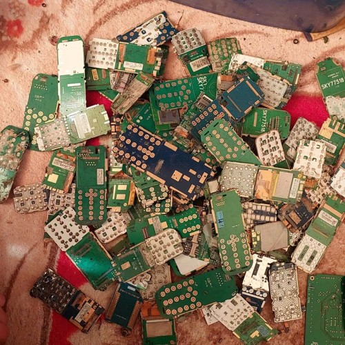 فروش برد موبایل دکمه طلایی یک کیلو با ارسال سریع