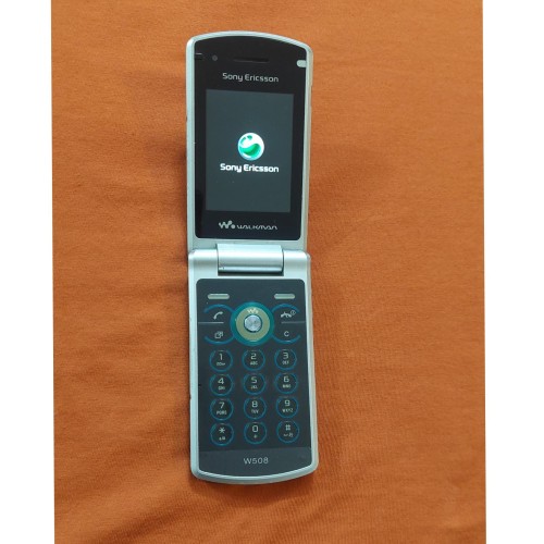 گوشی موبایل سونی اریکسون W508 تاشو با طراحی خاص
