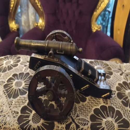 توپ جنگی رادیو ژاپنی قمپوز با طراحی قدیمی و زیبا