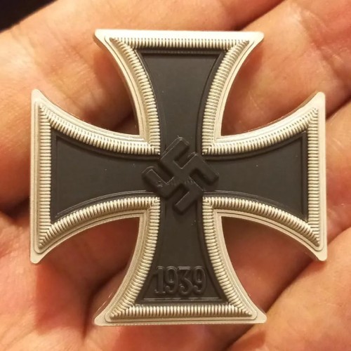 فروش صلیب شکسته نماد تاریخی نازی رایش هیتلر