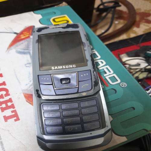 فروش گوشی سامسونگ قدیمی و شیک با طراحی خاص