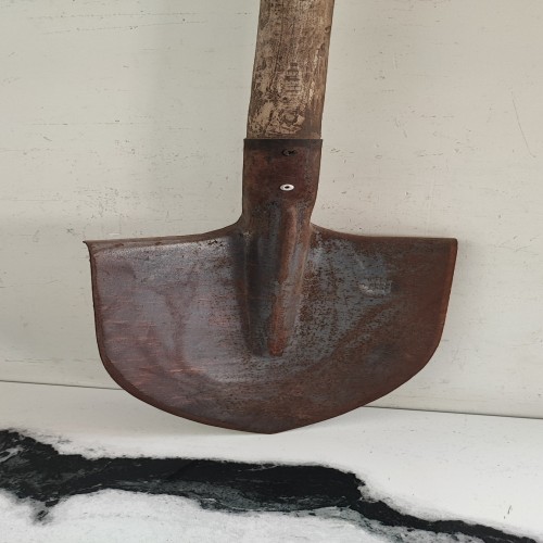 فروش بیل فولادی قدیمی و مهردار با دسته بلند