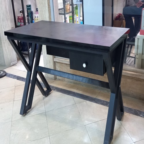 میز کامپیوتر مدل دوبل ایکس با رویه ام دی اف و پایه فلزی