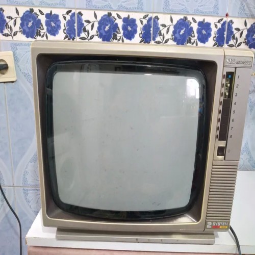 فروش تلویزیون قدیمی کلکسیونی با ظاهر منحصر به فرد