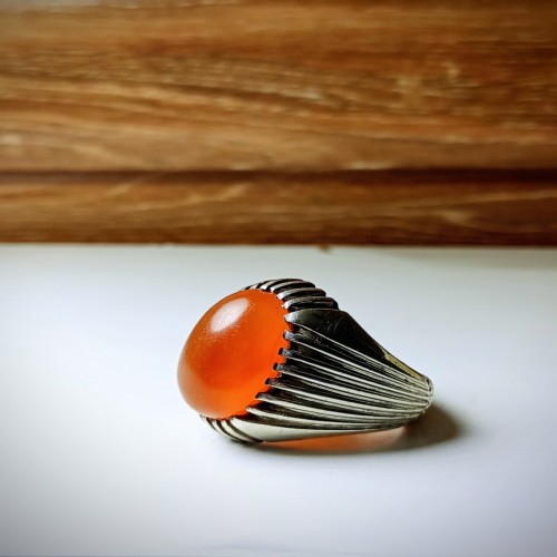 انگشتر عقیق یمنی کهنه با رگه‌های زعفرانی و طراحی قدیمی