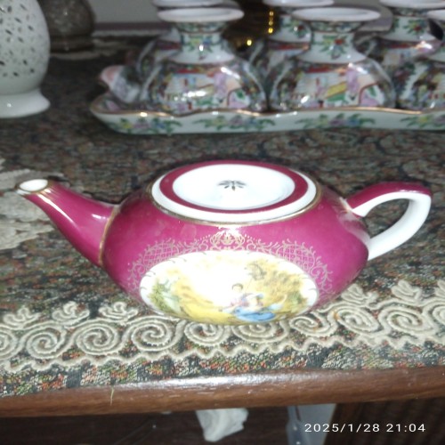 فروش قوری قدیمی قرمز دانسی کمیاب و خاص