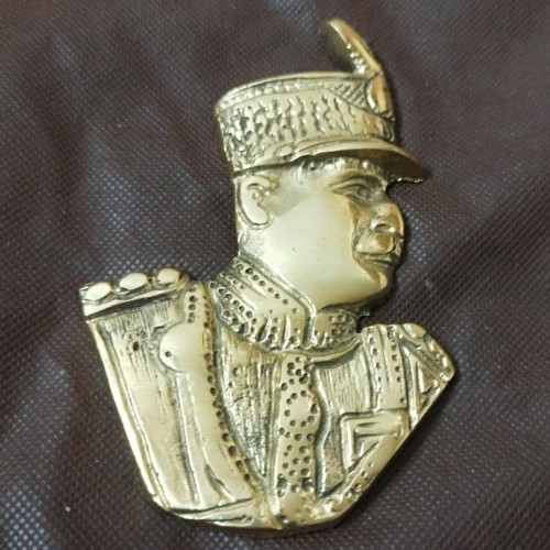 مجسمه نیم تنه برنجی رضا شاه کلاه دار با وزن مناسب