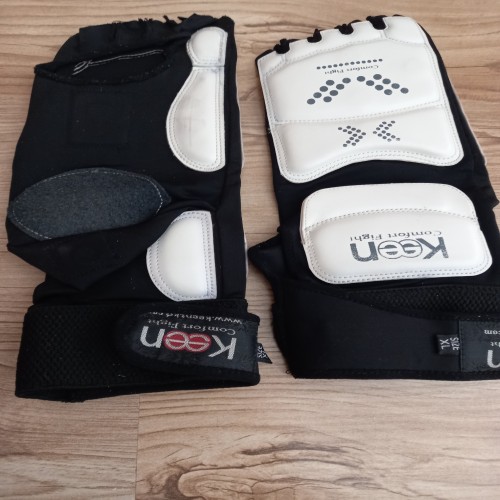 فروش دستکش تکواندو 11 سنسوری و لوازم جانبی حرفه‌ای