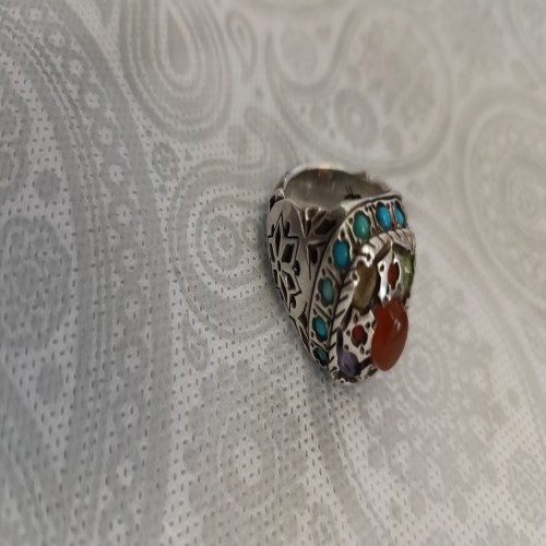 فروش انگشتر سفارشی دستساز با نگین‌های متنوع