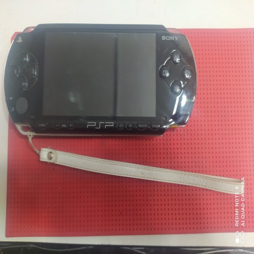 فروش پی اس پی ژاپنی سونی 1001 با کارت حافظه 8 گیگ