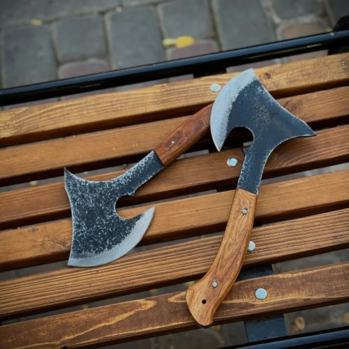 تبر فولادی زنجان با دسته چوب محکم و تیغه اره آتشی