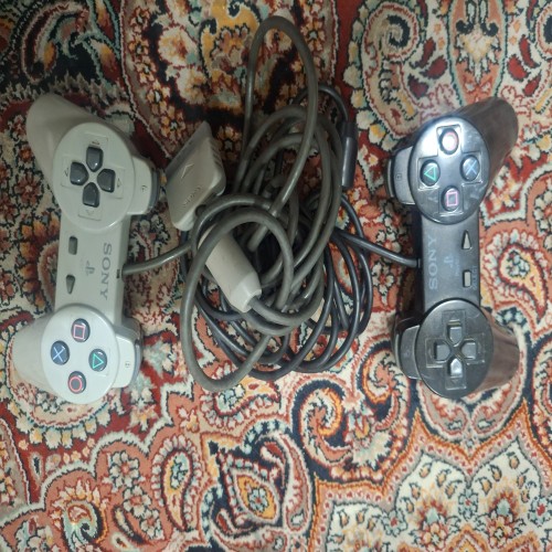 دو دسته اصل Sony PlayStation 1 سالم و تمیز