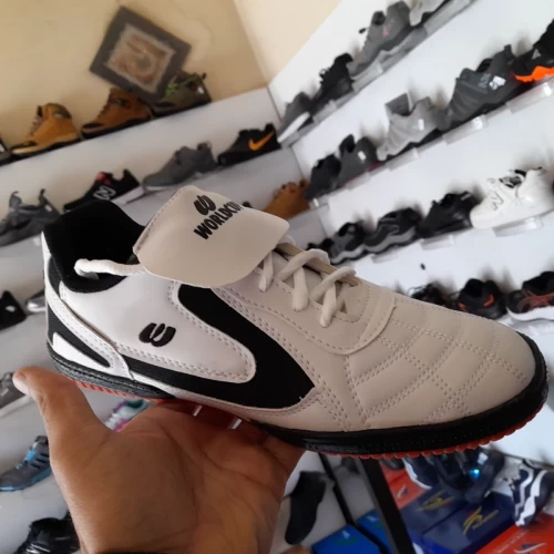 کفش فوتسال Worldcup سفید سبک و چابک