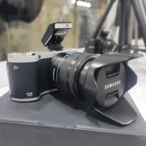 دوربین سامسونگ NX300 لمسی و حرفه‌ای با حسگر 21.6 مگاپیکسل